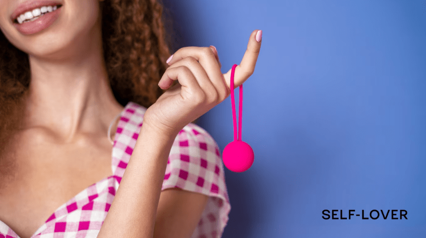дівчина в руках із секс іграшкою рожевою у формі кульки